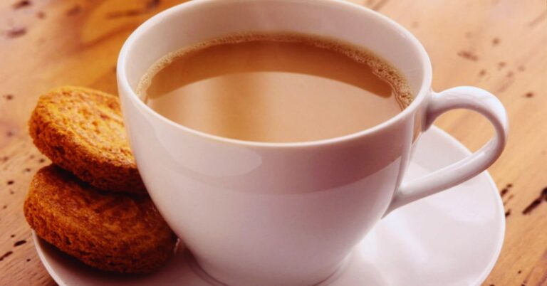 اگر آپ چائے پینا پسند کرتے ہیں تو جانیں، یہ مشروب آپ کی صحت کے لیے کتنا فائدہ مند ہے۔