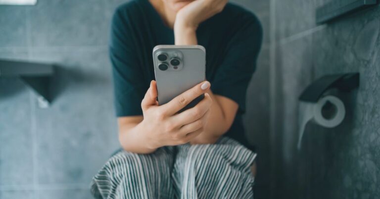 بیت الخلا میں موبائل فون استعمال کرنے کے طبی نقصانات جانیں