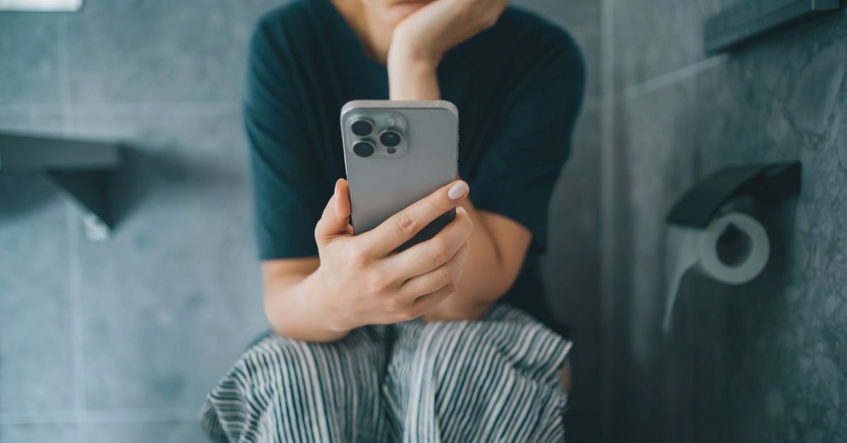 بیت الخلا میں موبائل فون استعمال کرنے کے طبی نقصانات جانیں