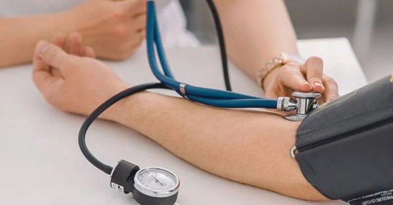 بلڈ پریشر کو قدرتی طور پر کنٹرول کریں! جانیں 10 آسان۔