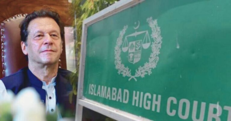 عمران خان کے کیسز کی سماعت مقرر نہ ہونے پر پی ٹی آئی نے اسلام آباد ہائیکورٹ کے باہر احتجاج کیا۔