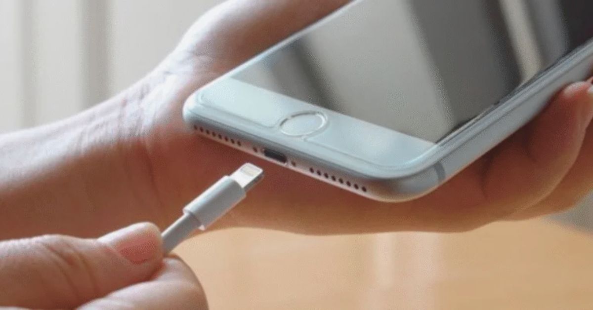 ایک فون چارجر نے پورے خاندان کی جان لے لی، گھر میں آگ بھڑک اٹھی۔ ناقص چارجر کے باعث پیش آنے والا یہ دل دہلا دینے والا سانحہ سب کو لرزا گیا۔