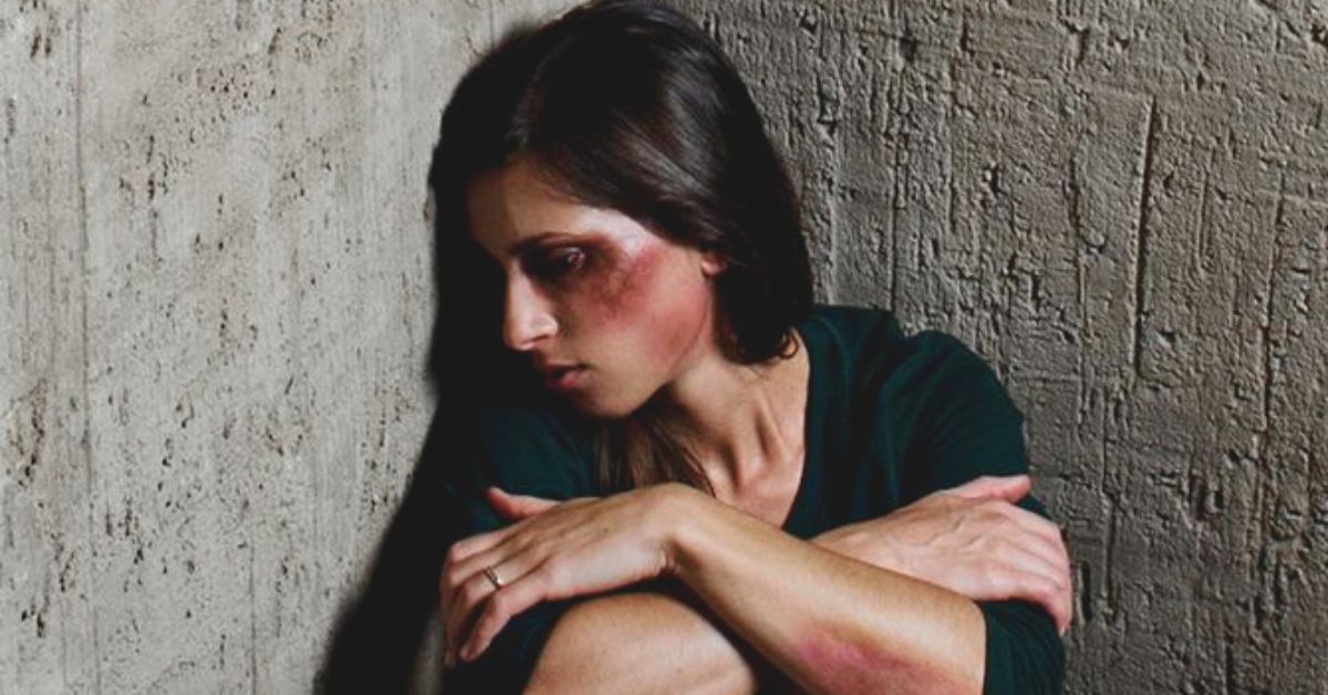 کالا جادو کرنے سے انکار پر شوہر نے بیوی کے چہرے پر گرم سالن انڈیل دیا۔