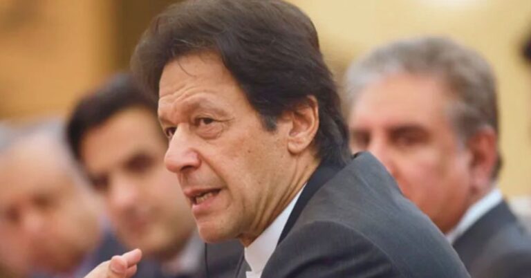 عمران خان اور اسٹیبلشمنٹ کے درمیان کشیدگی کم کرنے کی کوششوں میں رکاوٹ خود عمران خان بن گئے۔