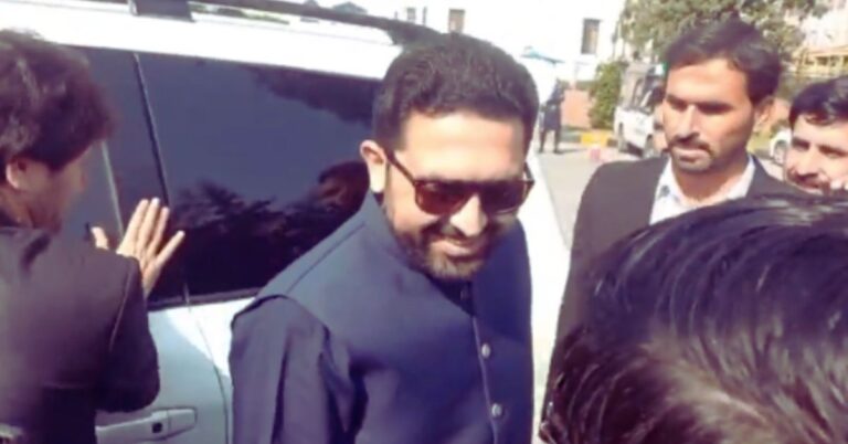 الیکشن عملے کو دھمکانے کا کیس: وزیراعلیٰ کے پی سہیل آفریدی الیکشن کمیشن میں پیش