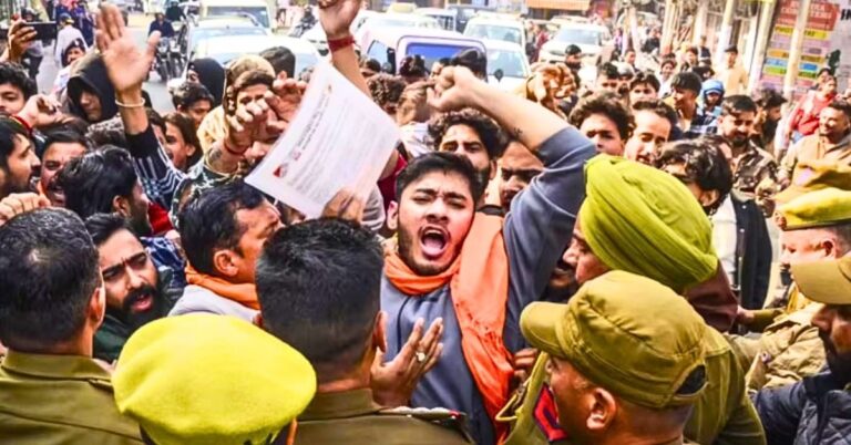 مقبوضہ کشمیر: میڈیکل کالج میں مسلم طلبہ کے داخلوں پر ہندو انتہا پسندوں کی مسلم دشمنی بے نقاب