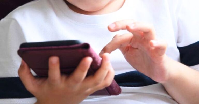 کراچی میں ڈاکوؤں نے 7 سالہ بچے کو موبائل فون نہ دینے پر گولی مار دی